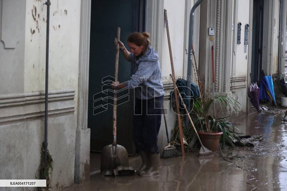 Florence On Flood Alert As Heavy Rain Closes Museums And Roads