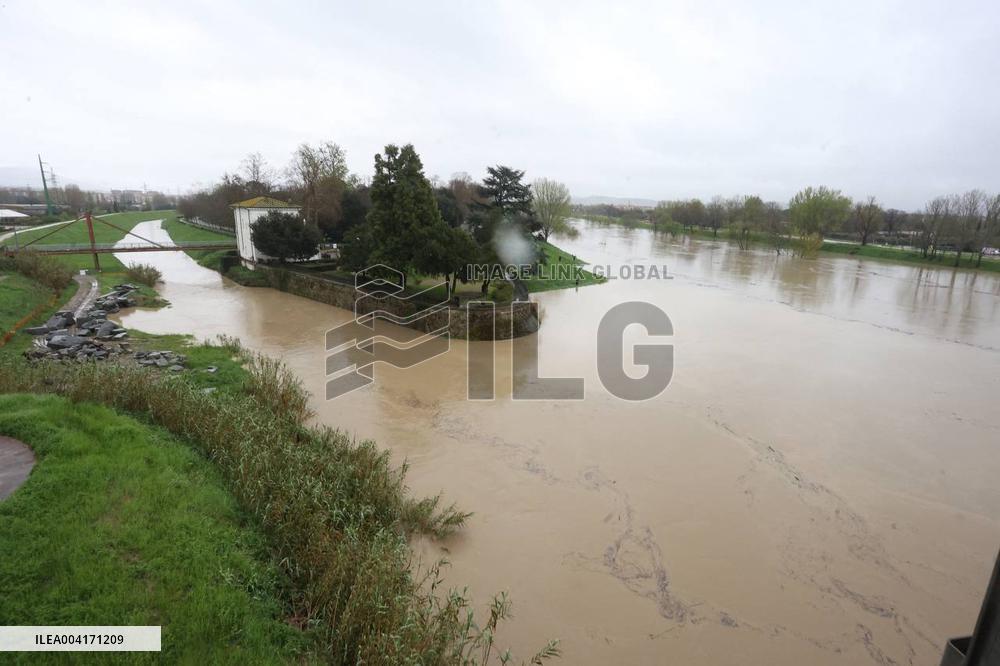 Florence On Flood Alert As Heavy Rain Closes Museums And Roads