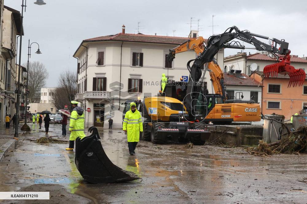 Florence On Flood Alert As Heavy Rain Closes Museums And Roads