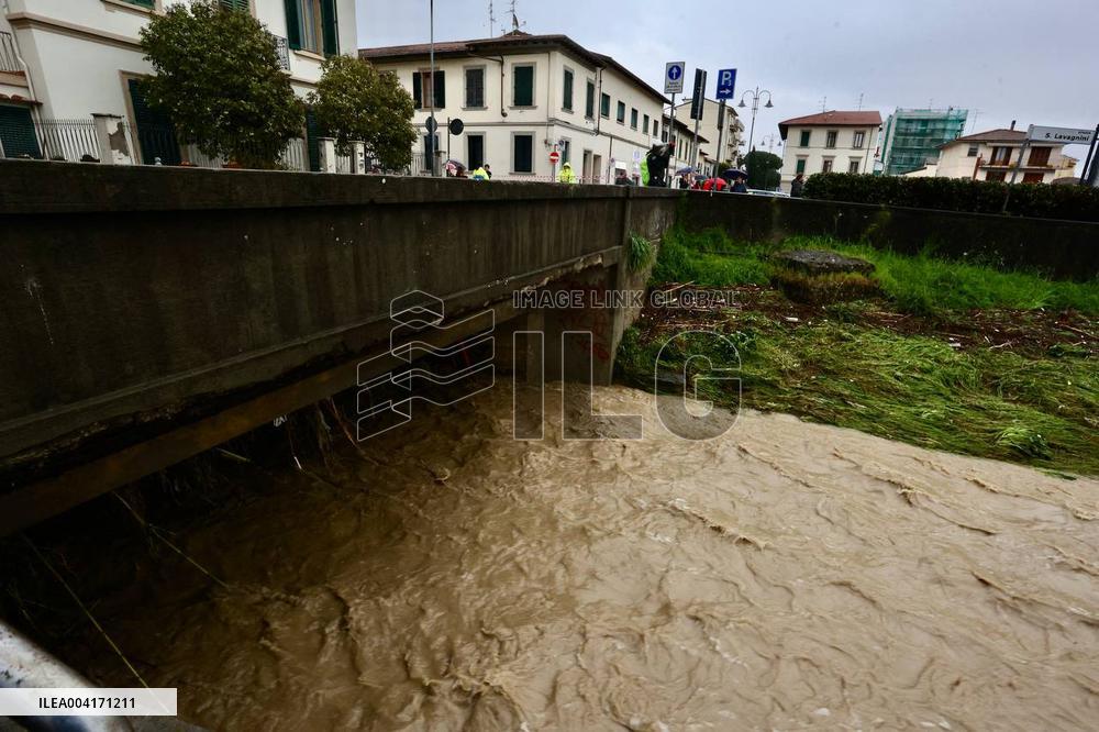 Florence On Flood Alert As Heavy Rain Closes Museums And Roads