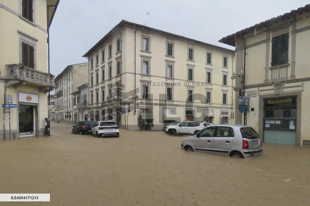 Florence On Flood Alert As Heavy Rain Closes Museums And Roads