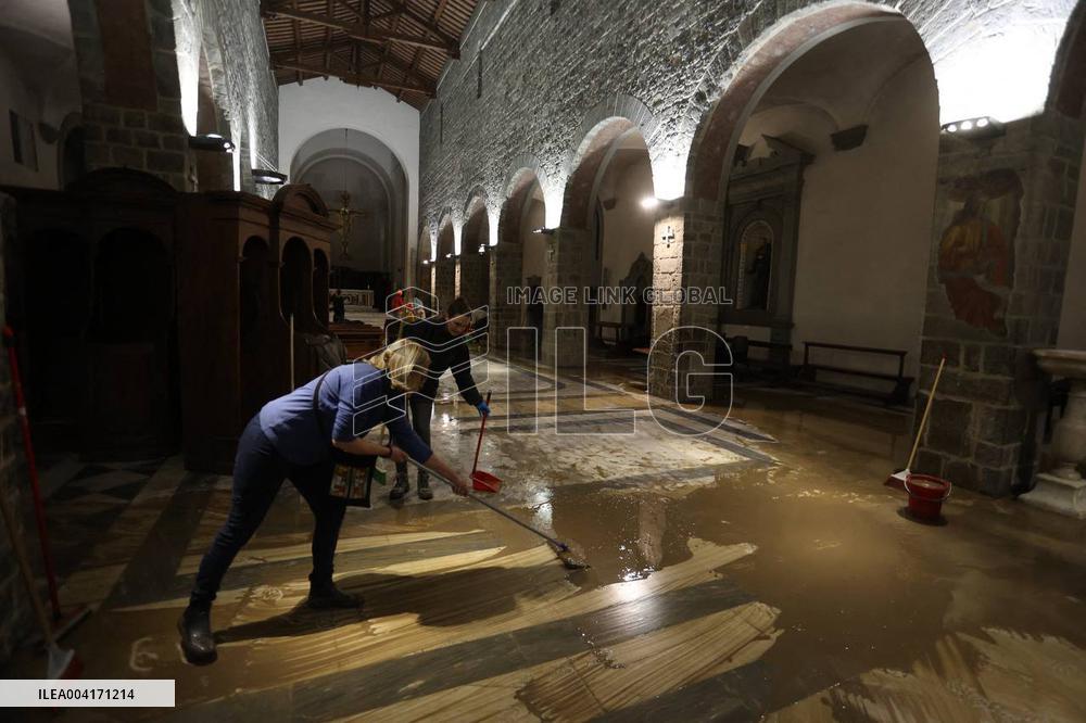 Florence On Flood Alert As Heavy Rain Closes Museums And Roads