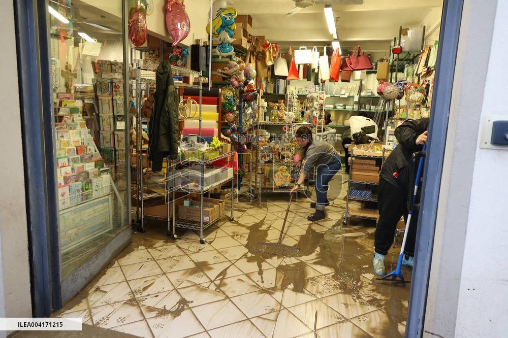 Florence On Flood Alert As Heavy Rain Closes Museums And Roads