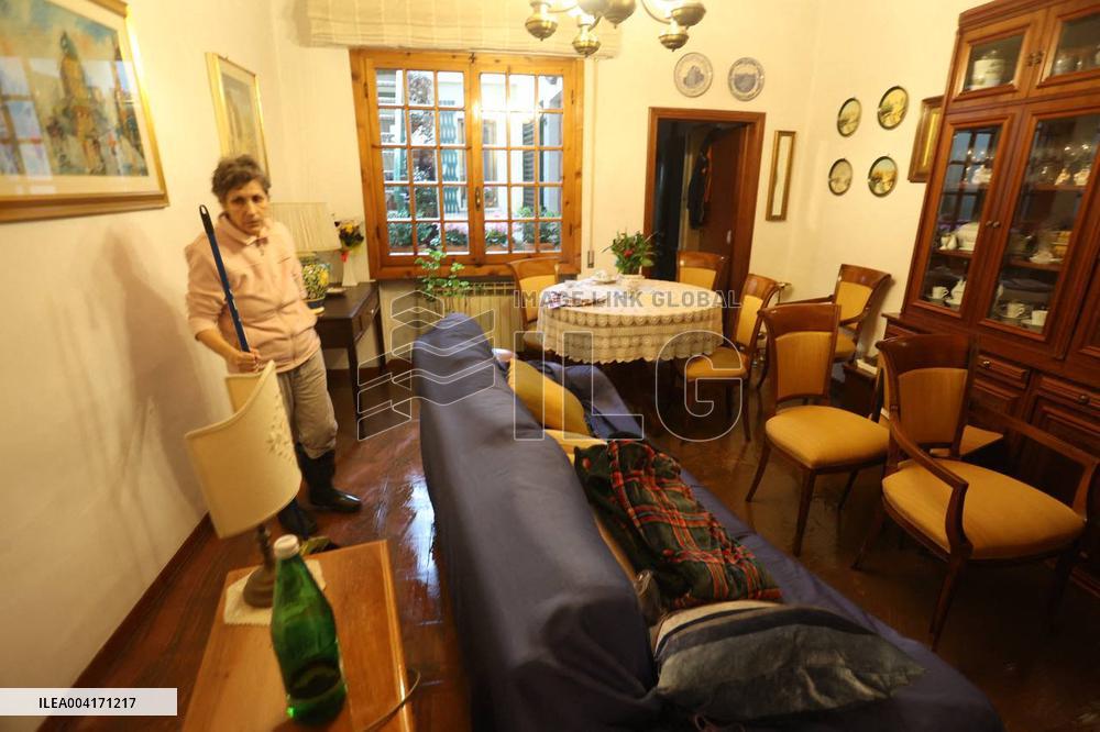 Florence On Flood Alert As Heavy Rain Closes Museums And Roads