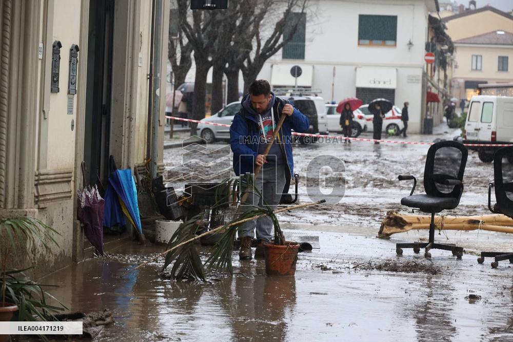 Florence On Flood Alert As Heavy Rain Closes Museums And Roads