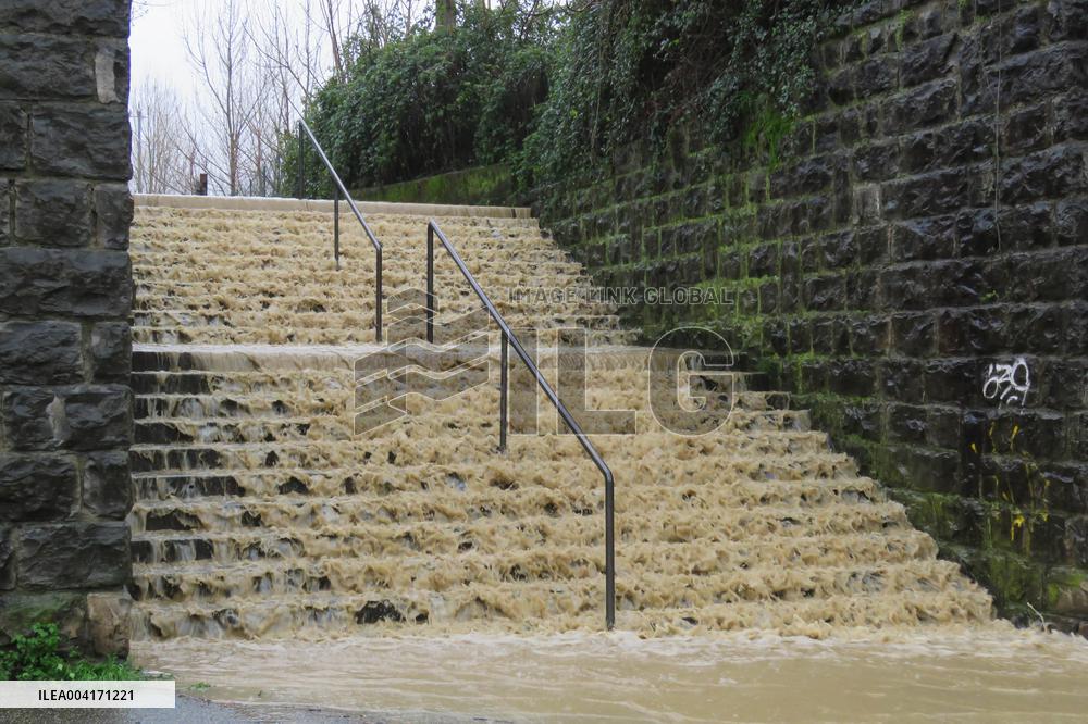 Florence On Flood Alert As Heavy Rain Closes Museums And Roads