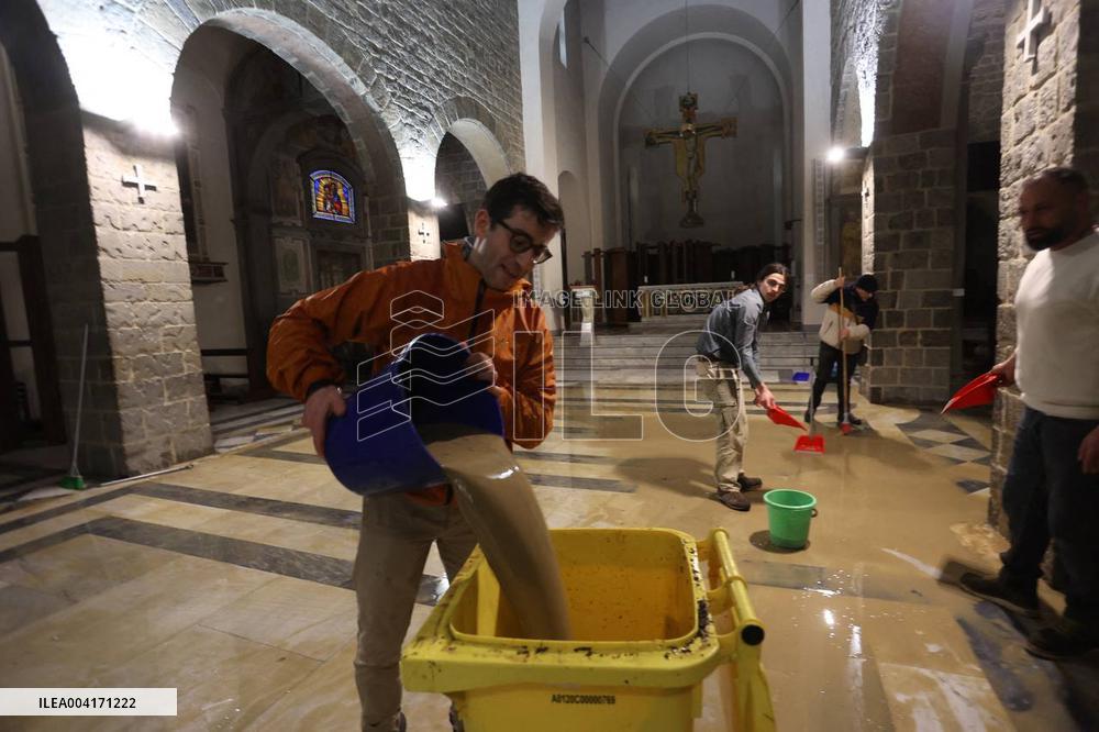 Florence On Flood Alert As Heavy Rain Closes Museums And Roads