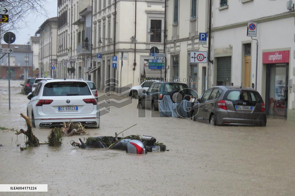 Florence On Flood Alert As Heavy Rain Closes Museums And Roads