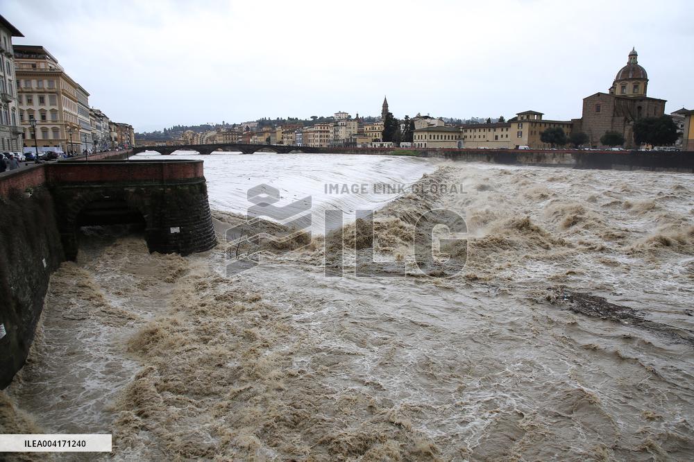 Florence On Flood Alert As Heavy Rain Closes Museums And Roads