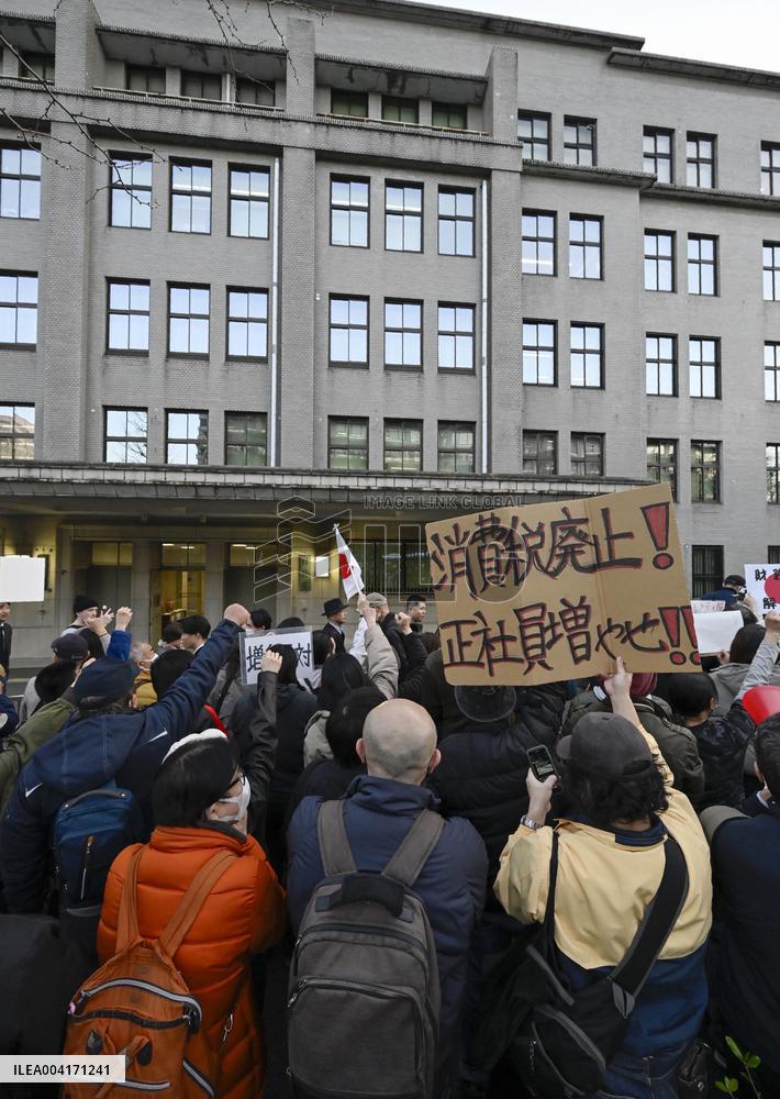 Protesters demand tax cuts in Japan