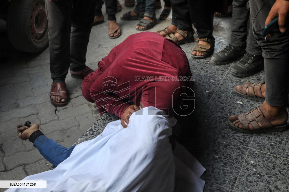 At least 4 Palestinians were killed on Friday in an Israeli shelling of Zeitoun - Gaza