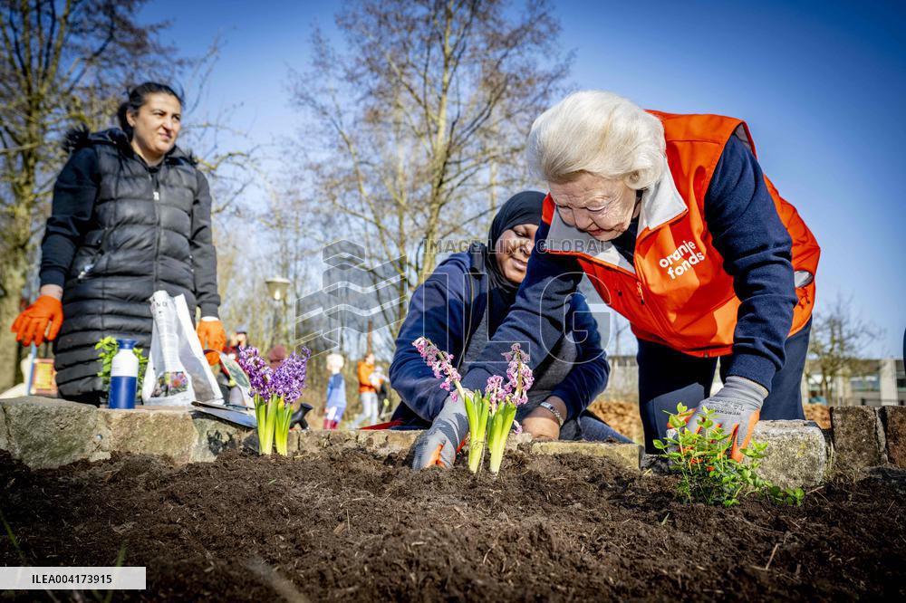 Princess Beatrix Participates NLdoet - Utrecht