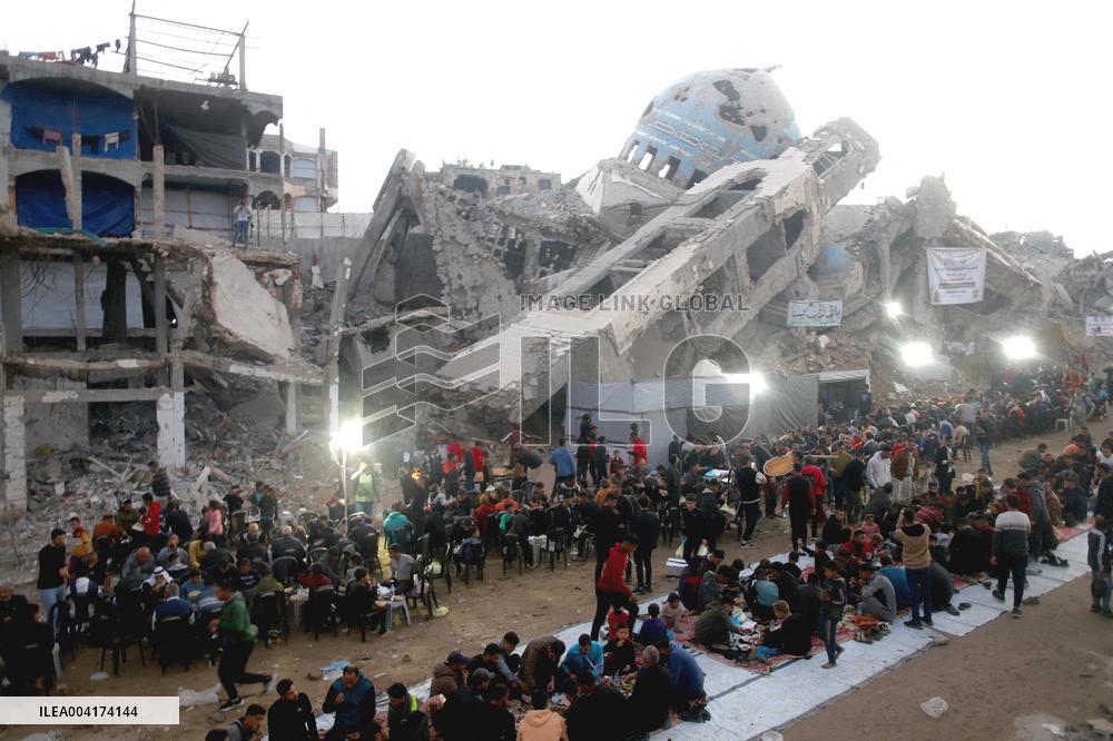 Palestinians break Ramadan fast amid the rubble in Gaza City