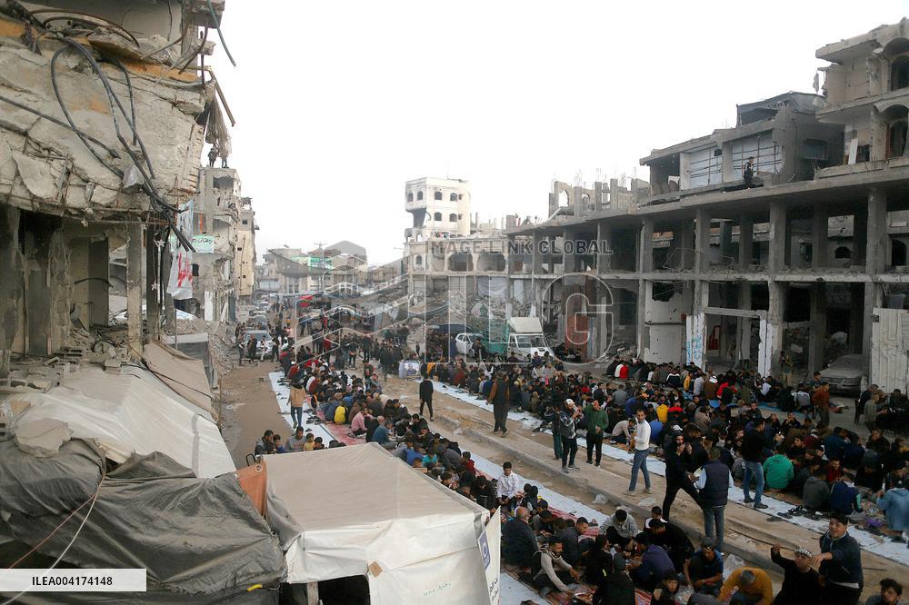 Palestinians break Ramadan fast amid the rubble in Gaza City