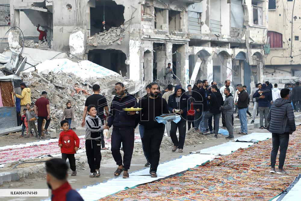 Palestinians break Ramadan fast amid the rubble in Gaza City