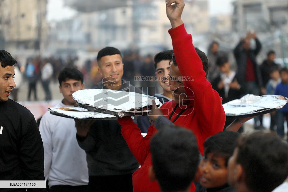 Palestinians break Ramadan fast amid the rubble in Gaza City