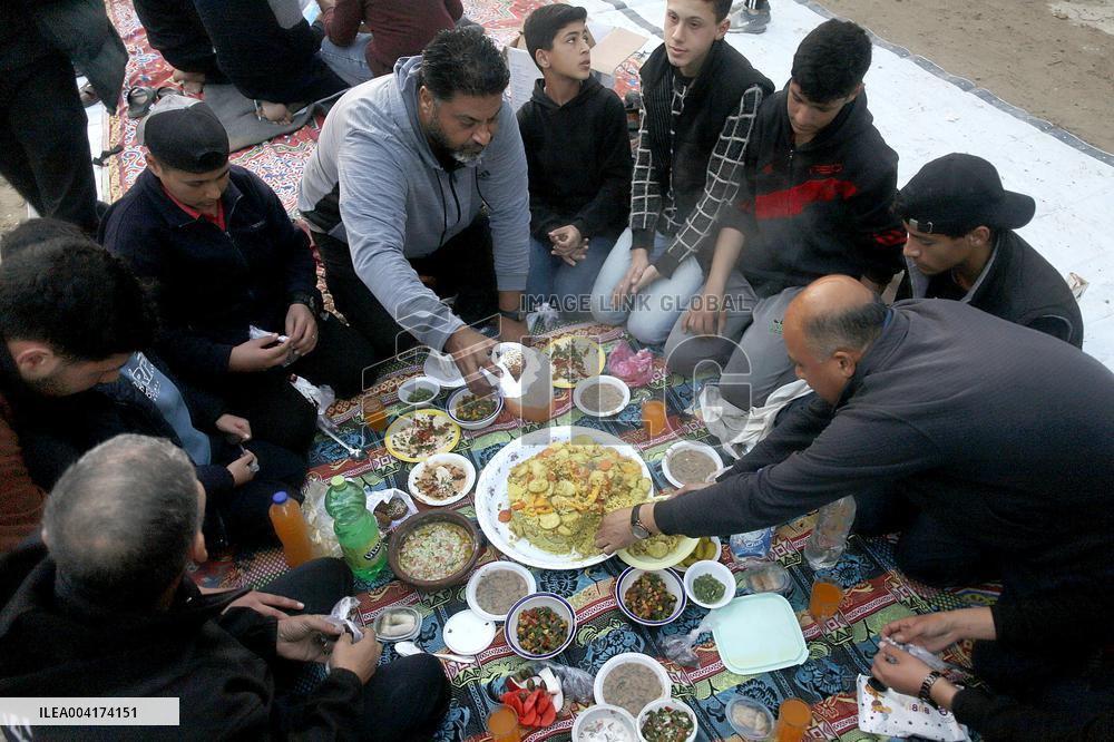 Palestinians break Ramadan fast amid the rubble in Gaza City