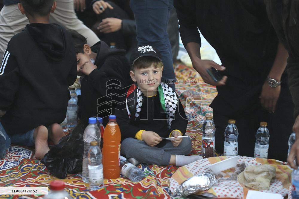Palestinians break Ramadan fast amid the rubble in Gaza City