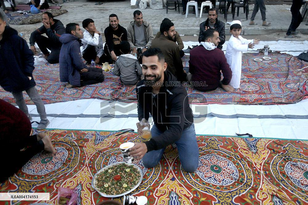 Palestinians break Ramadan fast amid the rubble in Gaza City