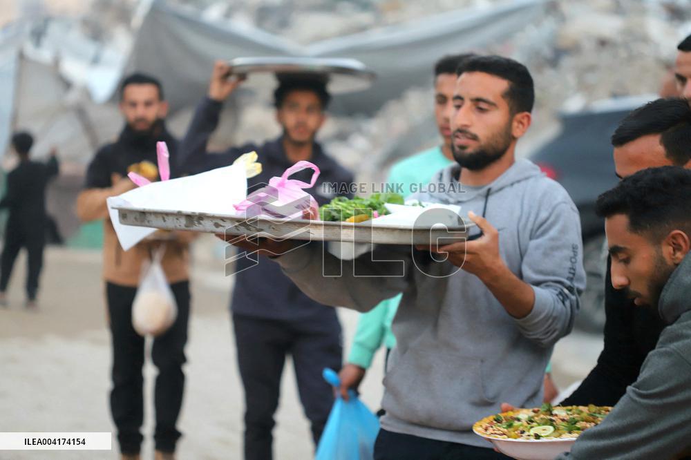 Palestinians break Ramadan fast amid the rubble in Gaza City
