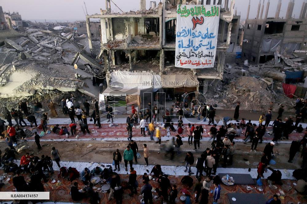 Palestinians break Ramadan fast amid the rubble in Gaza City
