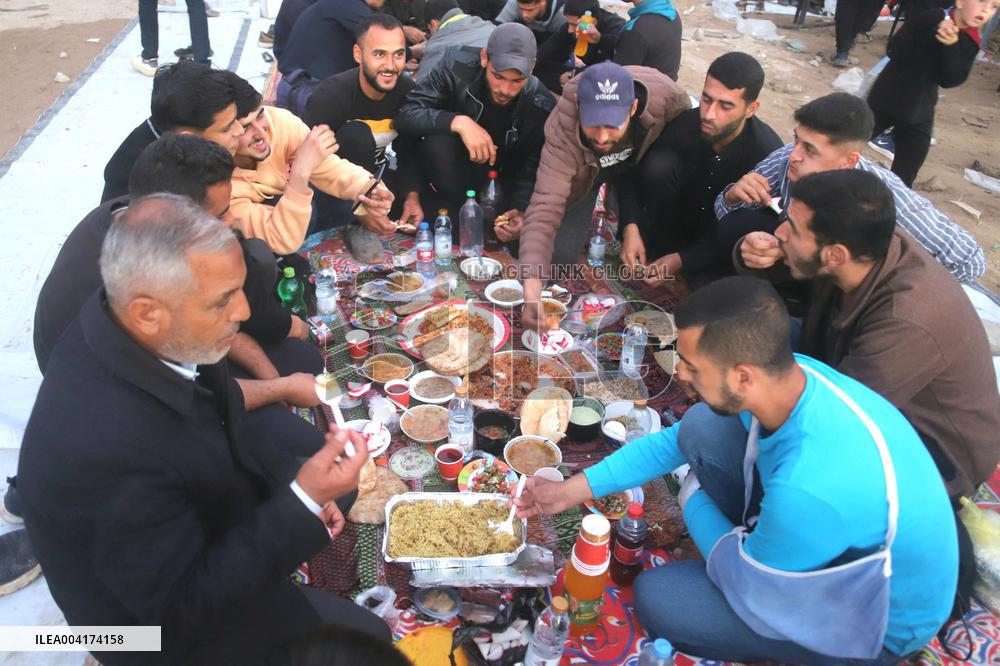 Palestinians break Ramadan fast amid the rubble in Gaza City