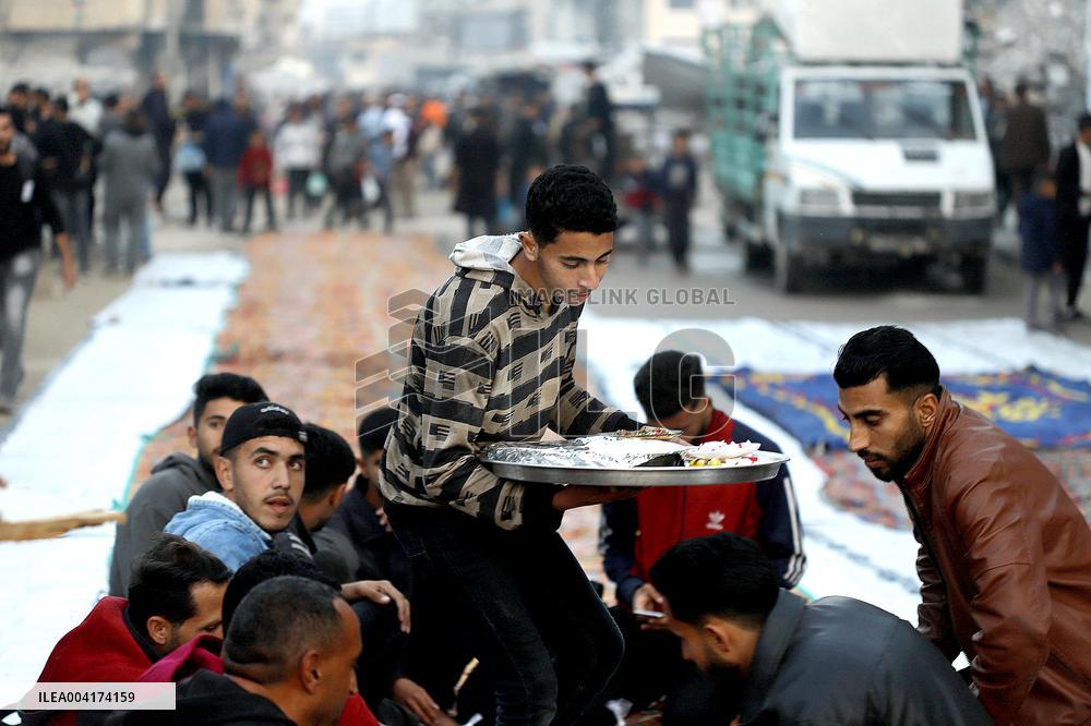 Palestinians break Ramadan fast amid the rubble in Gaza City