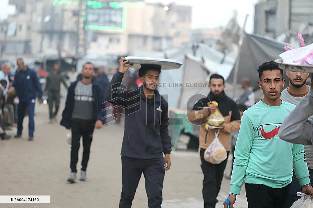 Palestinians break Ramadan fast amid the rubble in Gaza City