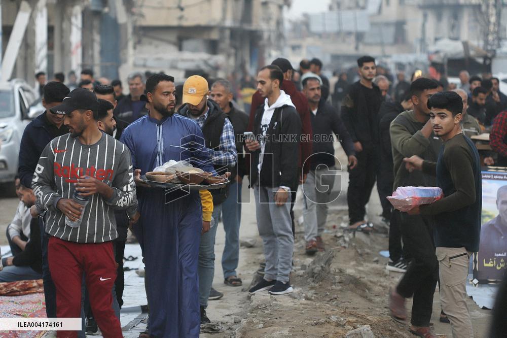 Palestinians break Ramadan fast amid the rubble in Gaza City