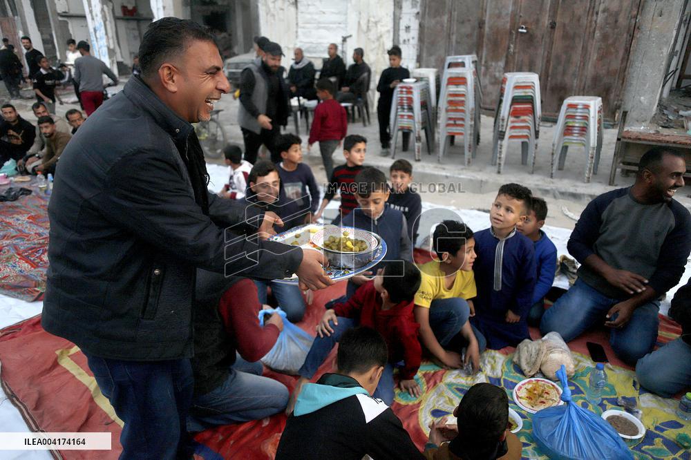 Palestinians break Ramadan fast amid the rubble in Gaza City
