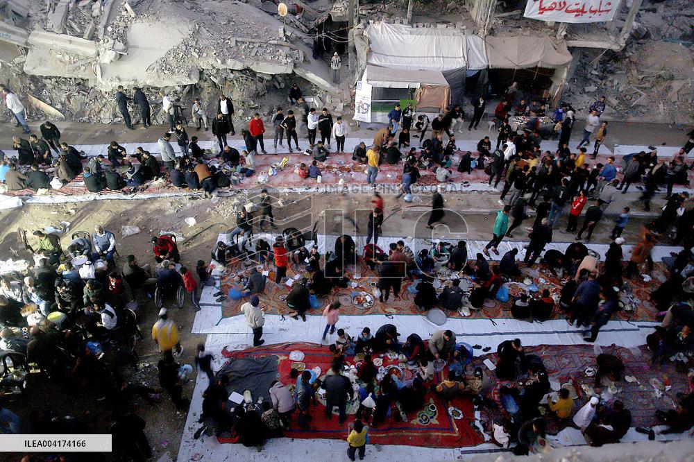 Palestinians break Ramadan fast amid the rubble in Gaza City