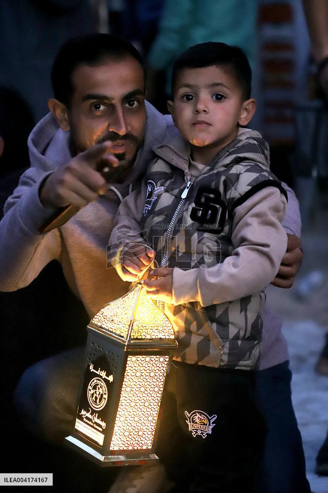 Palestinians break Ramadan fast amid the rubble in Gaza City