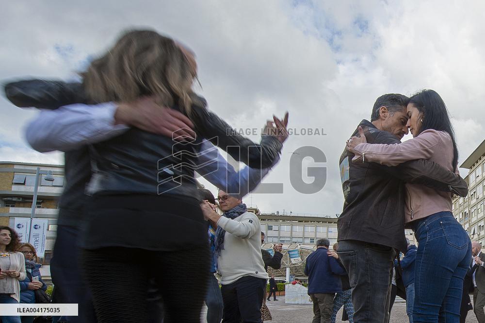 Tango dancers perform milonga for Pope Francis outside Gemelli hospital - Rome
