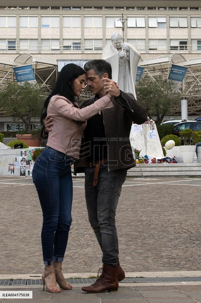 Tango dancers perform milonga for Pope Francis outside Gemelli hospital - Rome