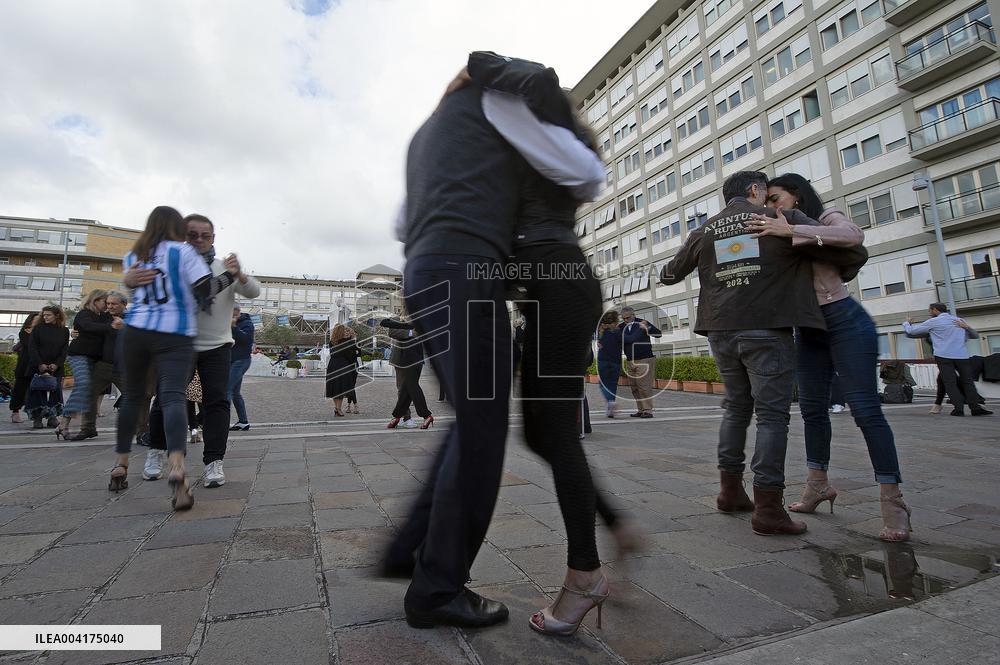 Tango dancers perform milonga for Pope Francis outside Gemelli hospital - Rome