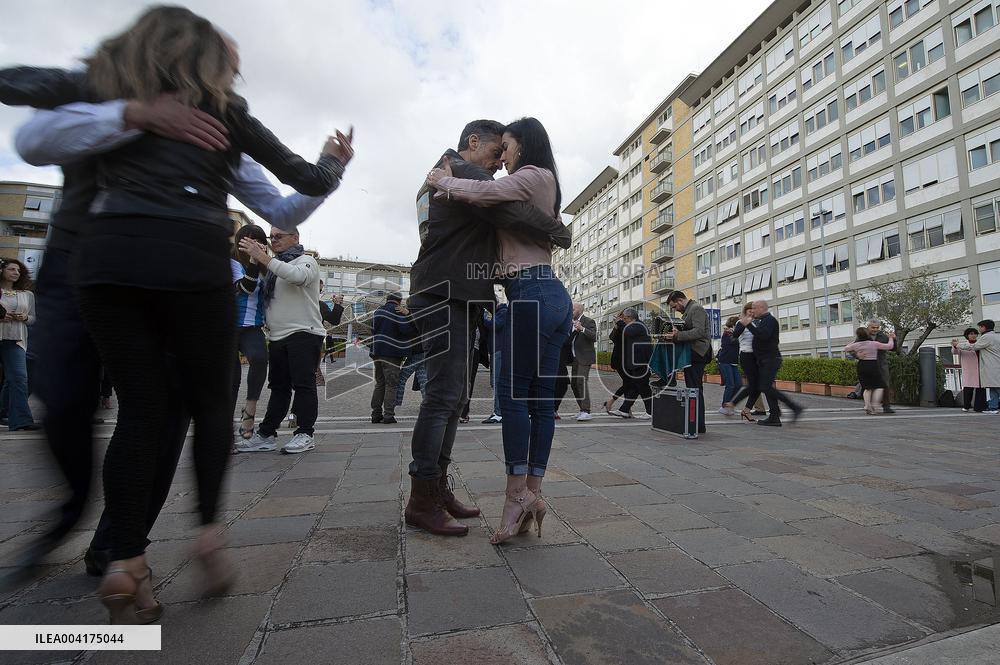 Tango dancers perform milonga for Pope Francis outside Gemelli hospital - Rome