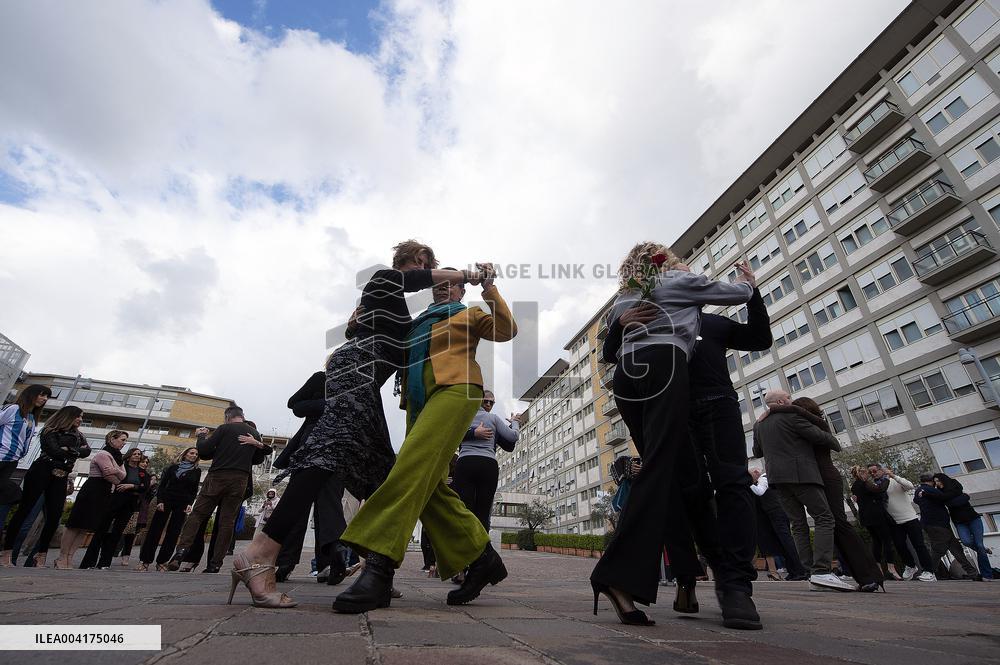 Tango dancers perform milonga for Pope Francis outside Gemelli hospital - Rome