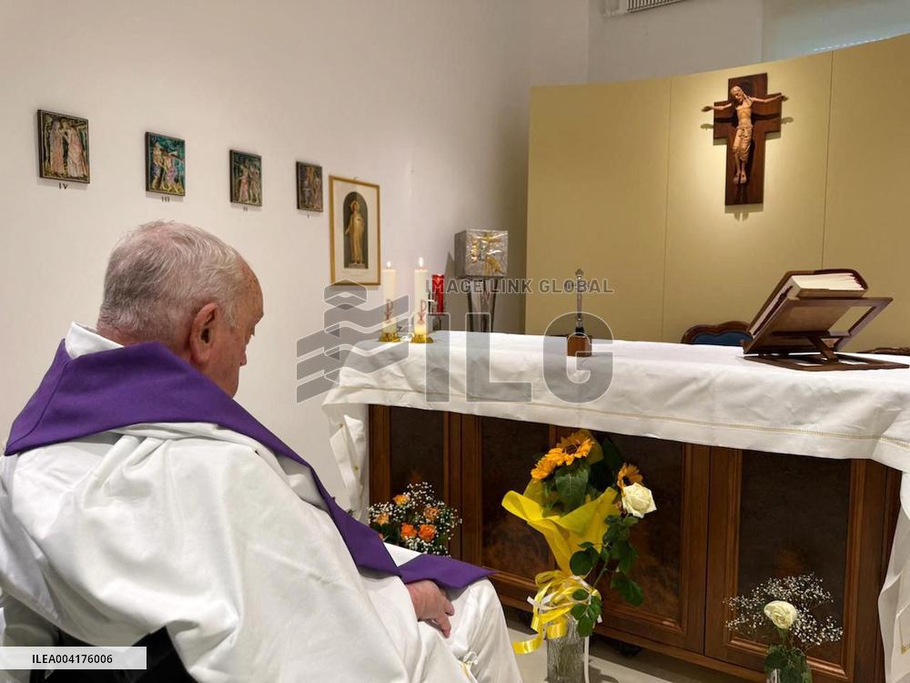 First Photo Of Pope Francis At The Hospital - Rome