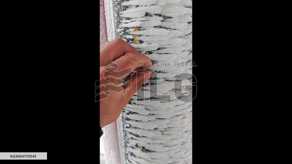 China: Feather-like Snowflakes Blanket Huangshi’s Peaks