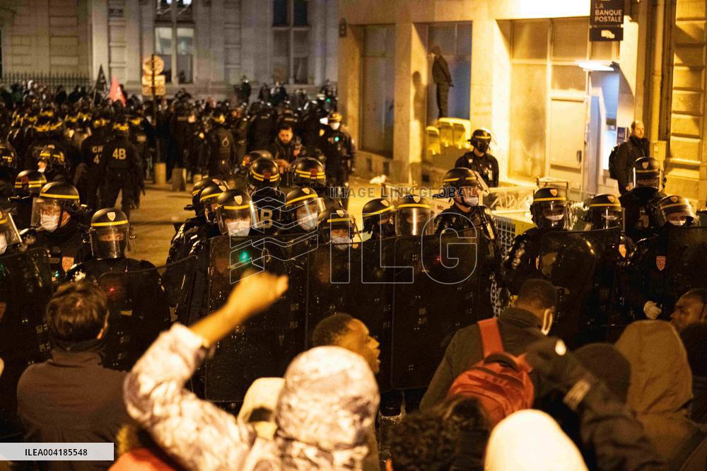 Gaite Lyrique Evacuated After Occupied by 450 Young Migrants - Paris