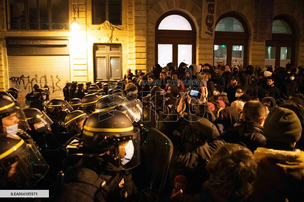 Gaite Lyrique Evacuated After Occupied by 450 Young Migrants - Paris