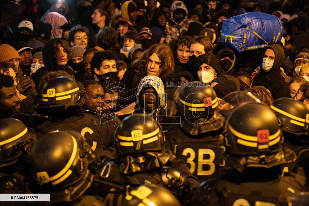 Gaite Lyrique Evacuated After Occupied by 450 Young Migrants - Paris