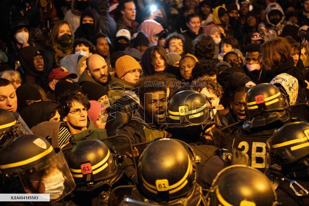 Gaite Lyrique Evacuated After Occupied by 450 Young Migrants - Paris