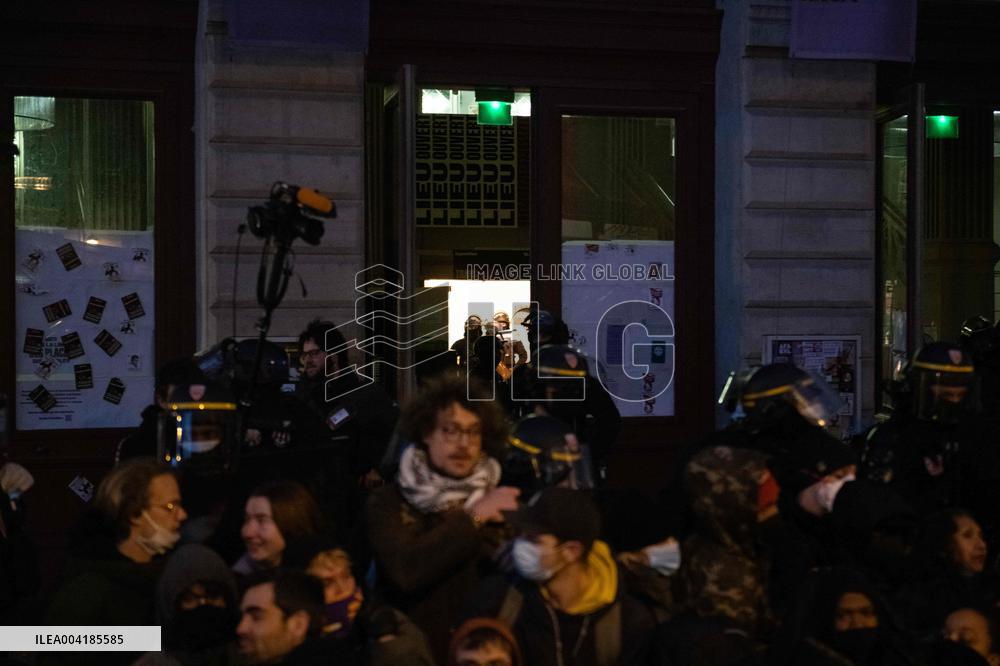 Gaite Lyrique Evacuated After Occupied by 450 Young Migrants - Paris