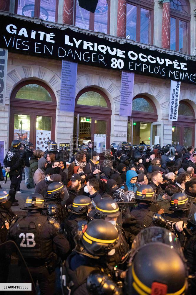 Gaite Lyrique Evacuated After Occupied by 450 Young Migrants - Paris