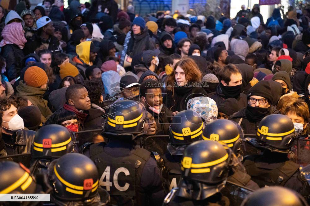 Gaite Lyrique Evacuated After Occupied by 450 Young Migrants - Paris