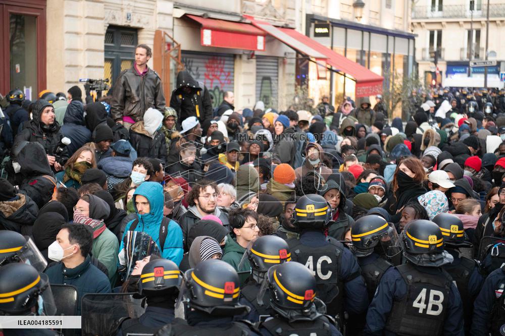Gaite Lyrique Evacuated After Occupied by 450 Young Migrants - Paris