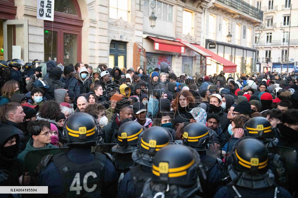 Gaite Lyrique Evacuated After Occupied by 450 Young Migrants - Paris