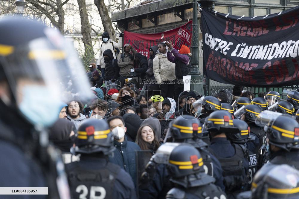 Gaite Lyrique Evacuated After Occupied by 450 Young Migrants - Paris