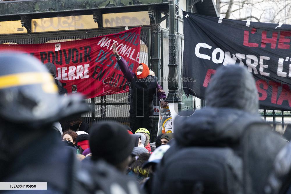 Gaite Lyrique Evacuated After Occupied by 450 Young Migrants - Paris